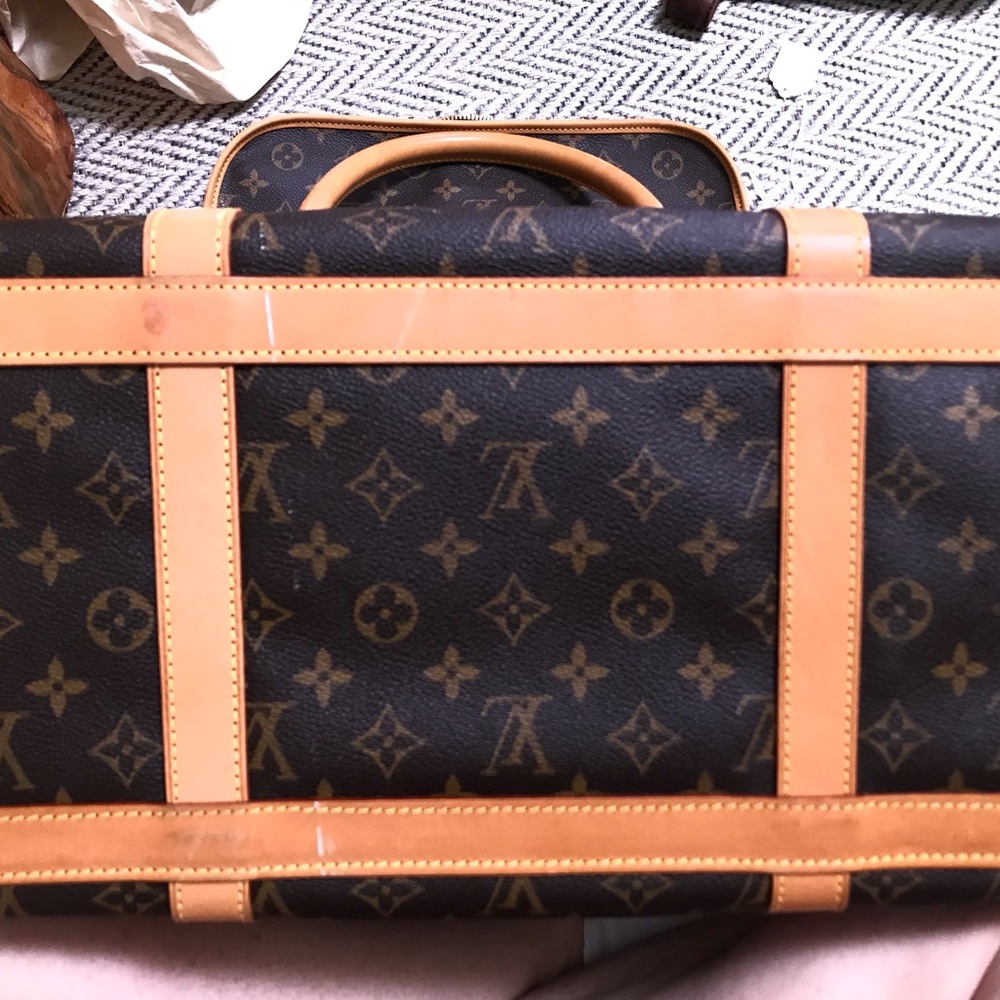 AUTH LV 40 SAC CHEIN NEVER USED STORED PERFECTLY. PURCHASED NEW BY ME! PRISTINE - Picture 8 of 8